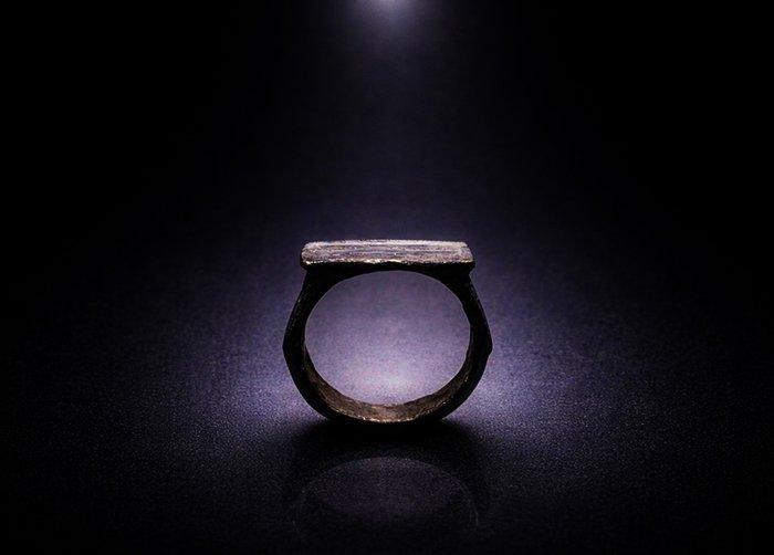 Middeleeuwen, kruisvaardersperiode Zeldzame soldatenring met, Handtassen en Accessoires, Antieke sieraden