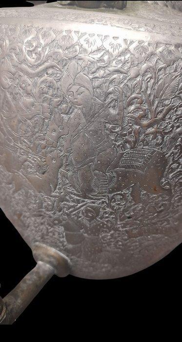 Samovar gegraveerd met bloemmotief en figuren - Brons, Hout,, Antiek en Kunst, Kunst | Niet-Westerse kunst