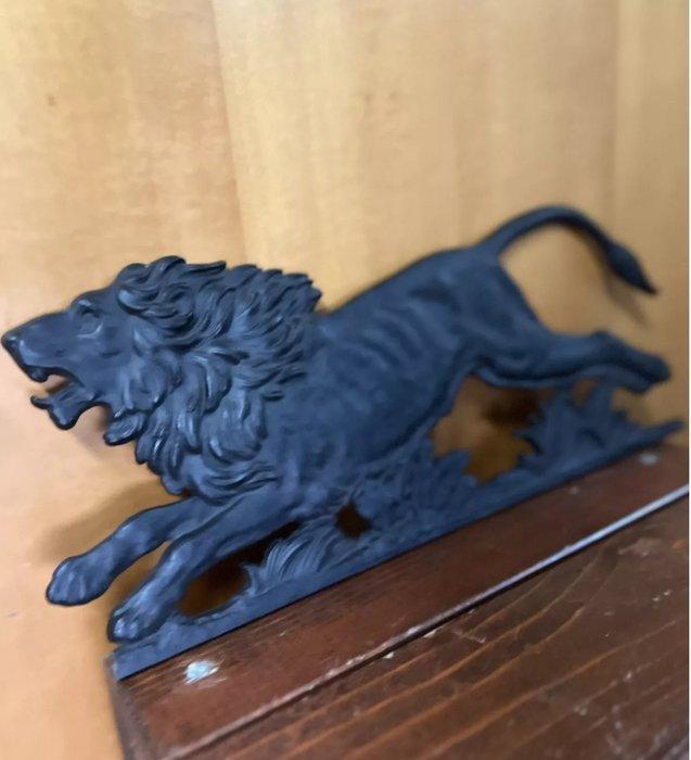 Decoratief ornament - Duitsland - Leeuw op jacht gietijzer, Antiek en Kunst, Curiosa en Brocante