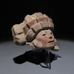Maya Terracotta Hoofdfiguur. 300-600 na Chr. Lengte 6,5 cm.