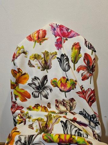 Boheems stoffen met kleurrijke tulpen - realistische