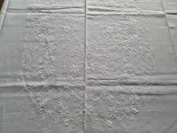 Tovaglia puro lino con ricamo a mano 12 posti Tablecloth