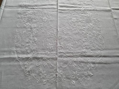 Tovaglia puro lino con ricamo a mano 12 posti Tablecloth, Antiek en Kunst, Antiek | Tapijten, Tafelkleden en Textiel