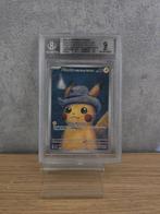 Pokémon - 1 Card Pokémon x Van Gogh Pikachu - Grey Felt Hat, Hobby en Vrije tijd, Nieuw