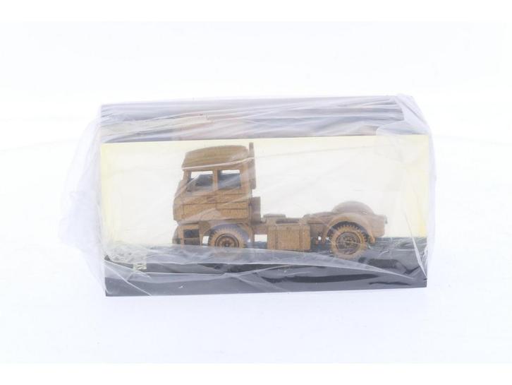 DAF Trucks kwart milioen editie 5-9-84 goudkleurig in har..., Hobby en Vrije tijd, Modelauto's | Overige schalen, Gebruikt, Ophalen of Verzenden