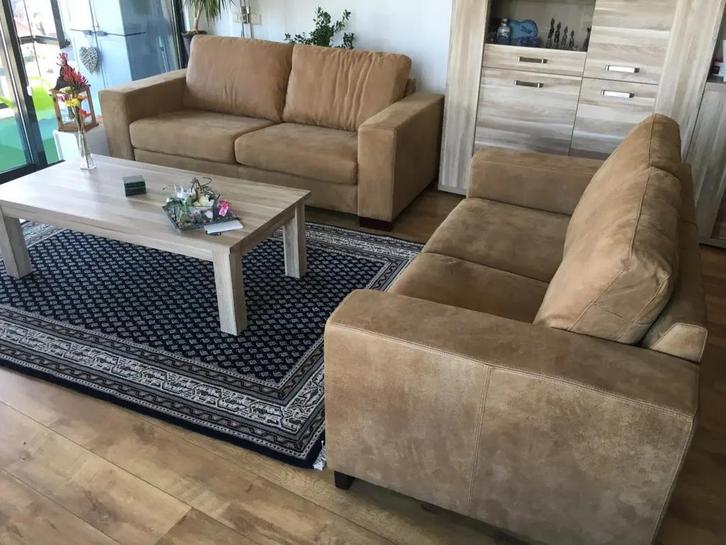 2 leren banken met houten poten - bruin leer, Antiek en Kunst, Antiek | Meubels | Stoelen en Sofa's, Ophalen of Verzenden