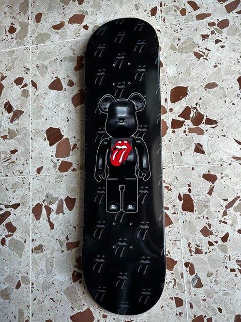 Bearbrick x The Rolling Stones - Planche de skateboard, Antiek en Kunst, Kunst | Schilderijen | Modern