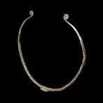 Viking periode Zilver Draaikraag of armband met spiralen