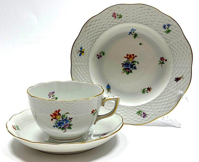 Herend : Tazza e Piattino + Piatto da Dessert - Decoro Fiori, Antiquités & Art, Antiquités | Meubles | Tables