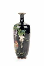 Vase - Émail, Un vase en cloisonné sur fond bleu foncé avec