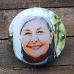 Grafmonument portretfoto op emaille bord in ronde vorm, Verzamelen, Verzenden, Nieuw