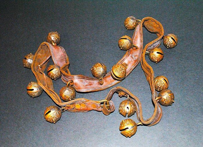 Ceinture de cloches rare, chamane, 16 cloches !!! Cloche de, Antiek en Kunst, Kunst | Niet-Westerse kunst