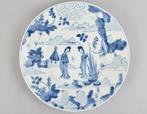 EEN CHINESE BLAUW-WITTE SCHAAL VERSIERT MET CHINESE DAMES EN, Antiek en Kunst