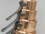 Een set van 5 rood koperen steelpannen - Fabrication, Antiek en Kunst