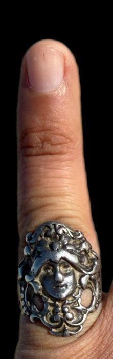 Zeldzame en slanke ring van massief zilver,, Antiek en Kunst, Curiosa en Brocante