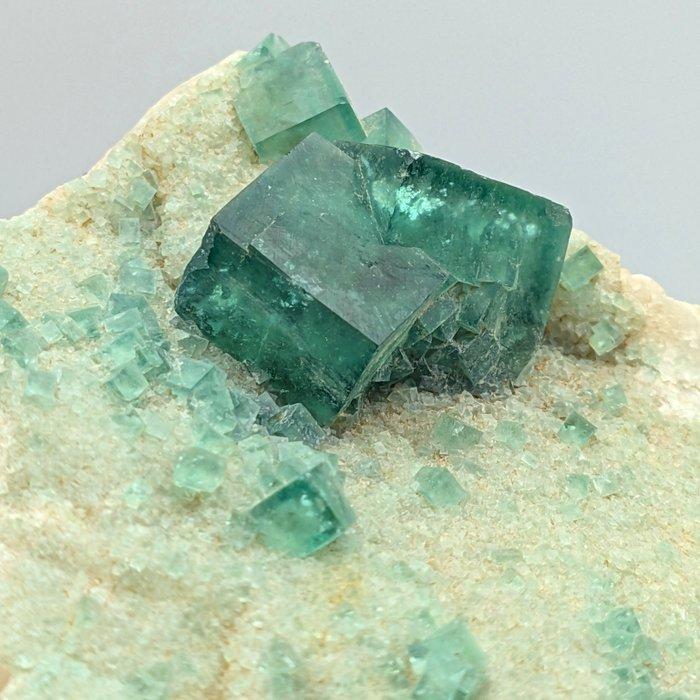 Groene fluoriet, edelstenen op lichte matrix, Madagaskar, Verzamelen, Mineralen en Fossielen