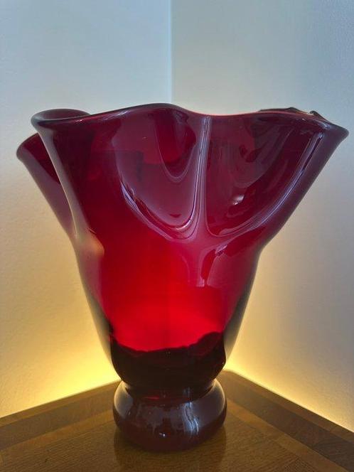 Massive Red Art Glass Vase – Handcrafted Sculptural Form –, Antiek en Kunst, Curiosa en Brocante