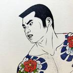 Een getatoeëerde man staat met een Japanse zwaard -