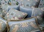 Een set van zes kussens met Morris & Co stof, vulling