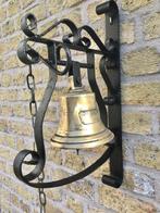 Decoratieve bel - Smeedijzeren houder met bronzen bel -, Antiek en Kunst