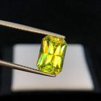 1 pcs Geel, Groen Titaniet - 3.26 ct - nternational Colored, Nieuw