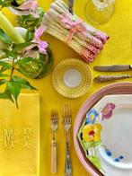 Tafelkleed voor grote tafels, met een elegante gele kleur. -