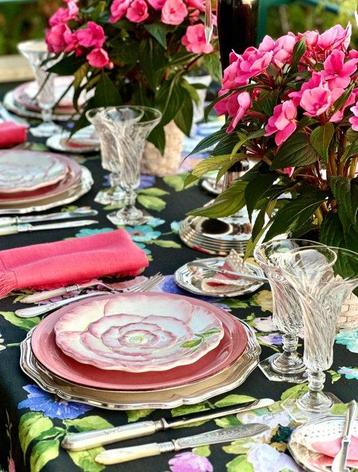Nappe avec motif de fleurs aux couleurs sauvages, tables
