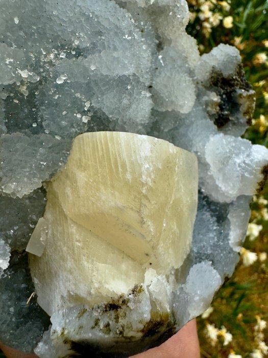 Prachtige grote calciet in blauw chrysoprase Kristal op, Verzamelen, Mineralen en Fossielen