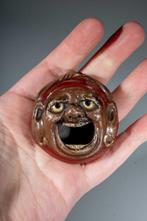 Een expressieve polychrome keramische masker van Daruma -, Antiek en Kunst