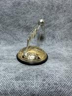 Een vintage souvenir Sputnik Mir gemaakt van metaal en