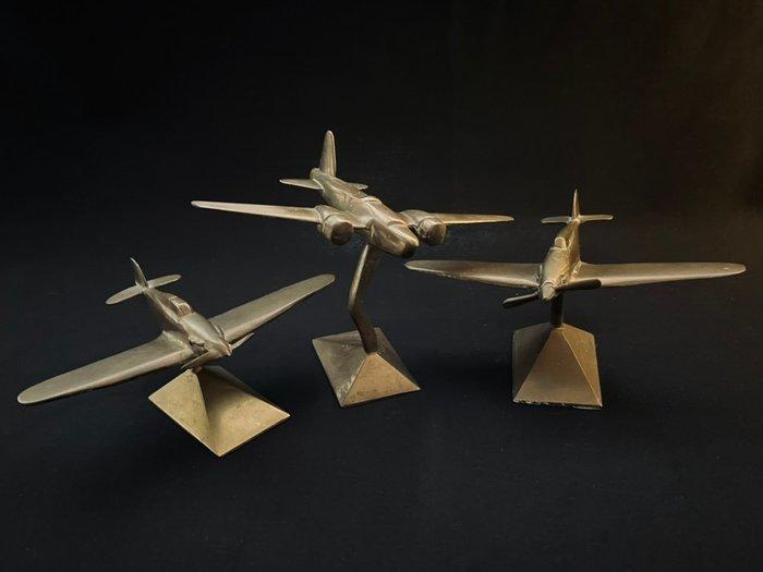 3 Originele vliegtuig modellen uit de oorlogsjaren met de, Antiquités & Art, Antiquités | Assiettes décoratives & Carrelages