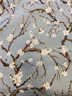 Elegant en delicaat textiel met een amandelbloesemmotief in