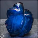 Prachtig natuurlijk rood en blauw amber Freeform op stand-