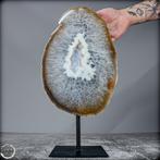 Natuurlijke chalcedony & agaat druzy op standaard van