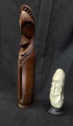 Cuirosity cabinet- a small decorative drum from Vanuatu and, Antiek en Kunst