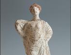 Oud-Grieks Terracotta Zeer fraai votief beeld Vrouwenfiguur.