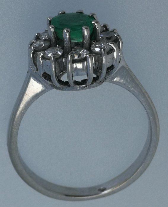 Cocktailring - 14 karaat Witgoud - 0.88ct. tw. Smaragd -, Handtassen en Accessoires, Antieke sieraden