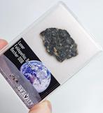 Maanmeteoriet Bechar 006, in displaydoos. Gedeeltelijke plak