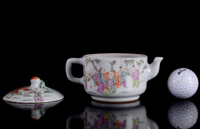 Een Chinese famille rose Lady on qilin theepot met deksel, Antiek en Kunst, Antiek | Overige Antiek