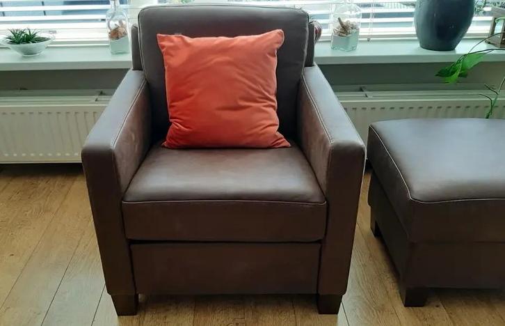 Leren fauteuil met houten poten - met hocker - bruin leer, Maison & Meubles, Fauteuils, Enlèvement ou Envoi