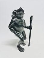 Beeld, Bronze frog sculpture holding a sitting frog staff -, Antiek en Kunst