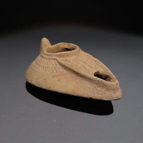Byzantijns Terracotta Olielamp. 8e eeuw n.Chr. Lengte 9 cm., Verzamelen, Mineralen en Fossielen