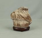 Steen - Suiseki Stone 1,8 kg met houten standaard - Shwa, Antiek en Kunst