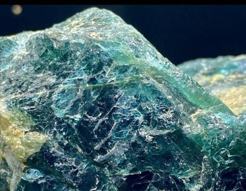 Groot en zeldzaam exemplaar van Grandidieriet met matrix -, Verzamelen, Mineralen en Fossielen