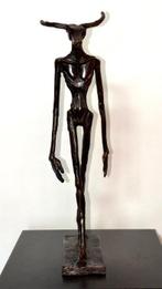 Abdoulaye Derme - sculptuur, Minotaure en marche - 47 cm -