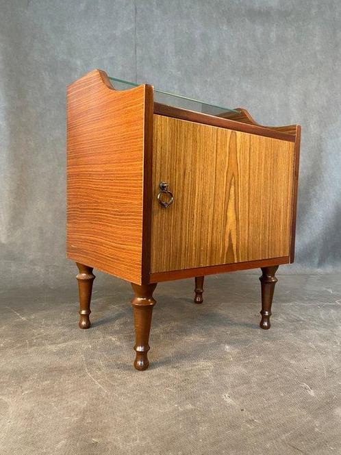 Kabinet - Hout - Houten nachtkastje / nachtkastje met glazen, Antiek en Kunst, Curiosa en Brocante