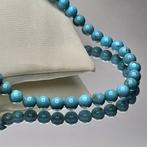 Sieraad met natuurlijke turkooizen stenen met sporen van