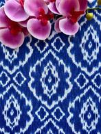 Grote lap stof met een etnisch ikat patroon voor decoratie