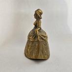 België. Tafelbel (1) Groetende dame met geplooide hoepelrok