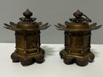 A pair of antique temple lanterns - Lantaarn (2) - Een paar